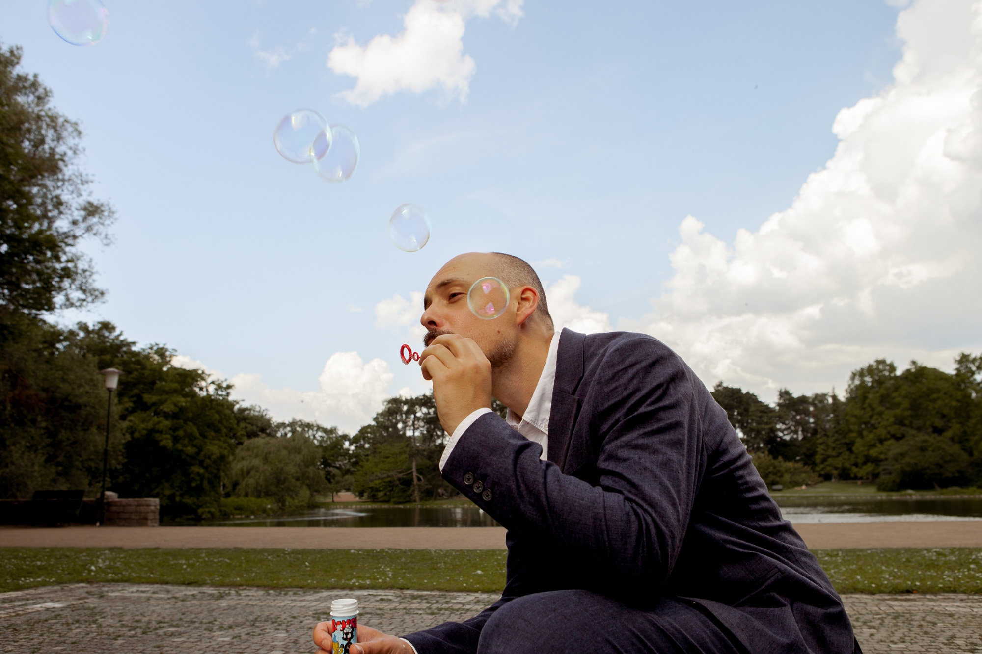 Rafael Fyen blowing soap bubbles